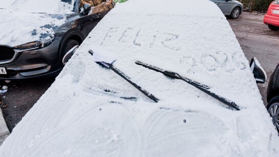 Una capa de nieve cubre las calles del barrio de Santa Eugenia durante la borrasca &lsquo;Francis&rsquo;, a 5 de enero de 2026, en Madrid (Espa&ntilde;a). 