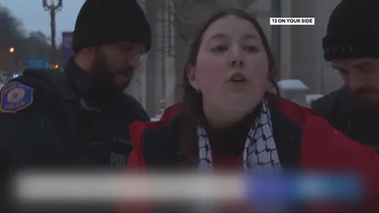 De la protesta pacífica a la comisaría en cuestión de minutos: así fue el arresto en directo de una activista anti Trump De la protesta pacífica a la comisaría en cuestión de minutos: así fue el arresto en directo de una activista anti Trump