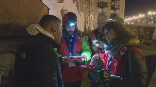 Efectivos de la Cruz Roja atienden a personas sintecho Efectivos de la Cruz Roja atienden a personas sintecho