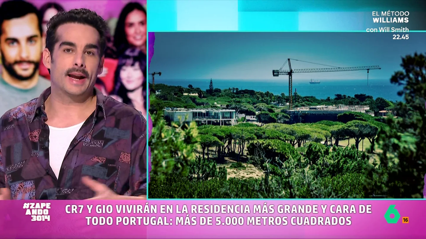 Juan Sanguino detalla cómo es la nueva mansión de Cristiano Ronaldo y Georgina Rodríguez La pareja se está construyendo una nueva casa en Portugal. Es una mansión de 5.000 metros cuadrados que tiene, entre otras cosas, un helipuerto y un cine. Descubre más sobre la nueva propiedad de la pareja en el vídeo principal.