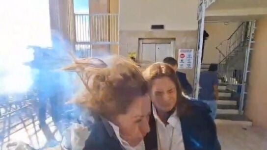 Momento en el que el explosivo impact&oacute; contra la diputada de Honduras Gladys Aurora L&oacute;pez.