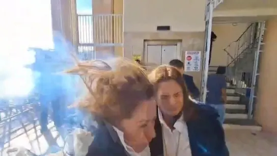 Momento en el que el explosivo impactó contra la diputada de Honduras Gladys Aurora López. Momento en el que el explosivo impactó contra la diputada de Honduras Gladys Aurora López.