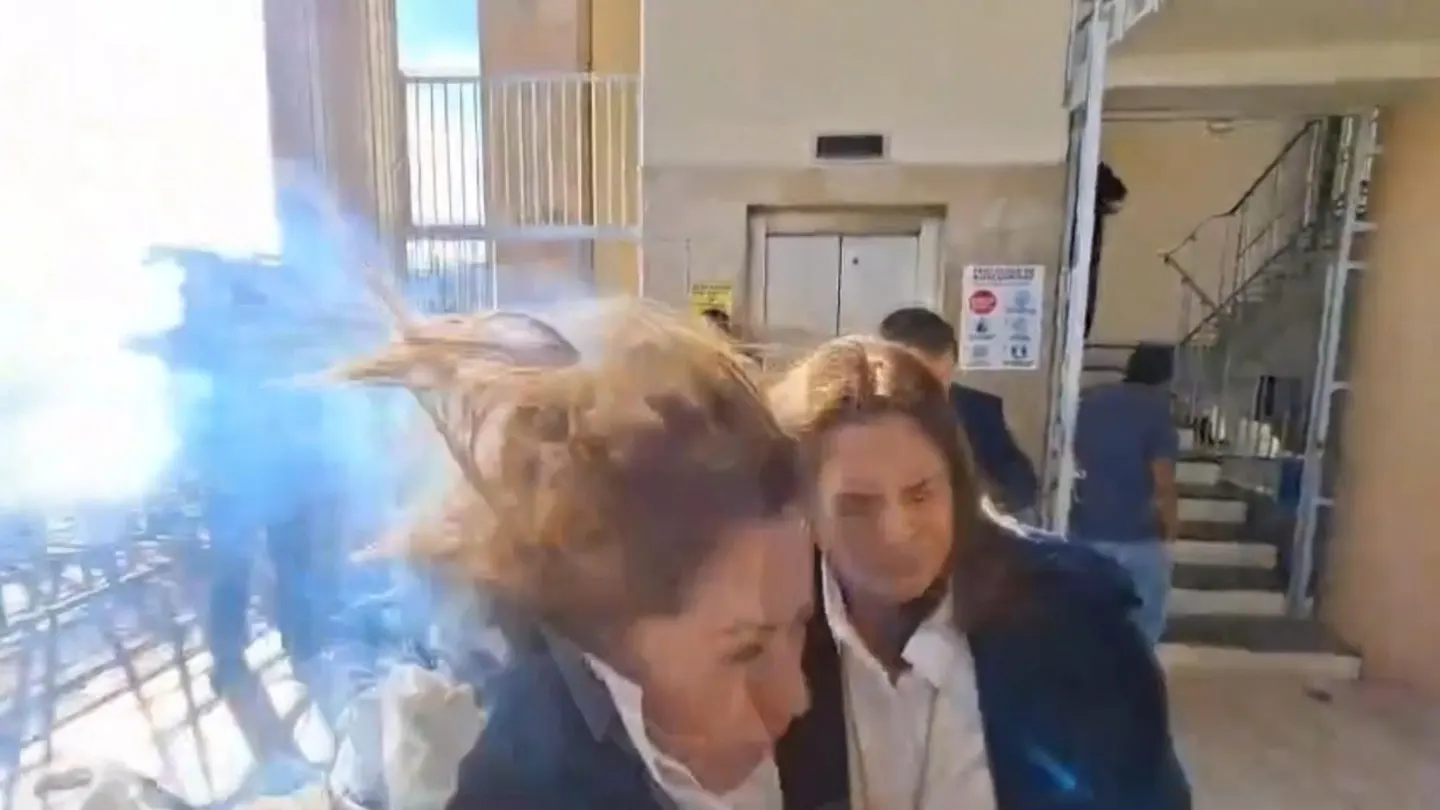 Momento en el que el explosivo impactó contra la diputada de Honduras Gladys Aurora López. Momento en el que el explosivo impactó contra la diputada de Honduras Gladys Aurora López.