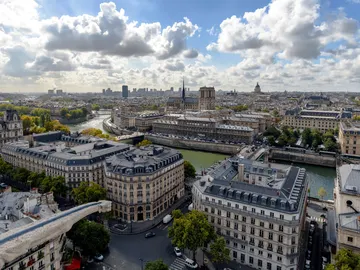 París y la catedral de Notre Dame al fondo París y la catedral de Notre Dame al fondo
