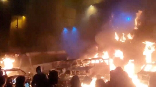 Veh&iacute;culos incendiados en Teher&aacute;n durante las protestas por la crisis econ&oacute;mica en Ir&aacute;n. 