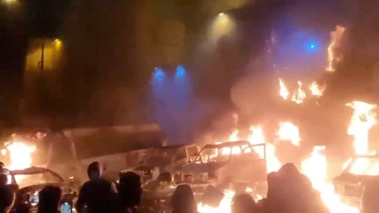 Vehículos incendiados en Teherán durante las protestas por la crisis económica en Irán. Vehículos incendiados en Teherán durante las protestas por la crisis económica en Irán.