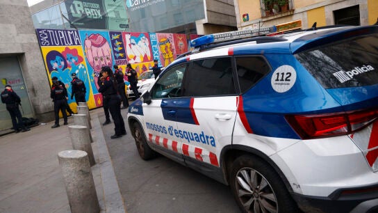Imagen de archivo de un coche de los Mossos d'Esquadra en el centro de Barcelona.
