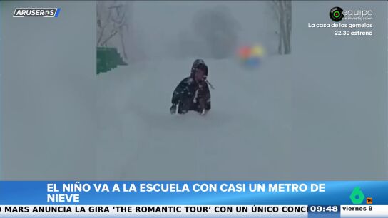 El &eacute;pico camino de un ni&ntilde;o al colegio tras una nevada conquista al presidente