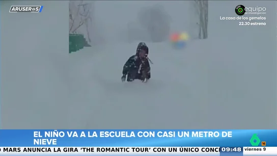 El épico camino de un niño al colegio tras una nevada conquista al presidente El épico camino de un niño al colegio tras una nevada conquista al presidente