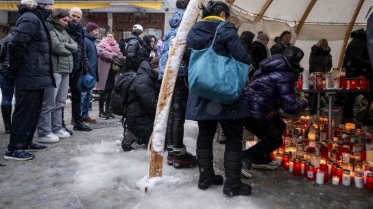 Imagen del altar que los familiares y amigos de las v&iacute;ctimas de Le Constellation han colocado en Crans Montana