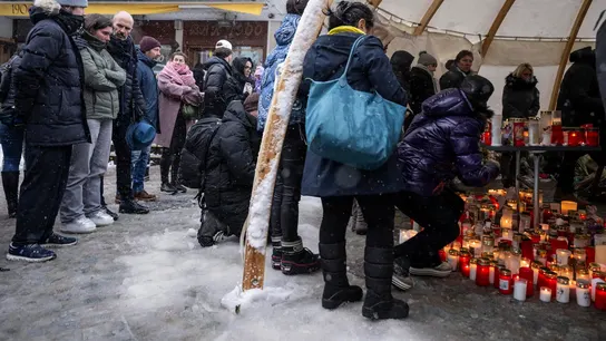 Imagen del altar que los familiares y amigos de las víctimas de Le Constellation han colocado en Crans Montana Imagen del altar que los familiares y amigos de las víctimas de Le Constellation han colocado en Crans Montana