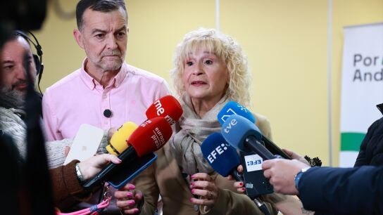 El coordinador federal de Izquierda Unida y candidato de Por Andaluc&iacute;a a la Presidencia de la Junta, Antonio Ma&iacute;llo, y la presidenta de la Asociaci&oacute;n de Mujeres con C&aacute;ncer de Mama (Amama), &Aacute;ngela Claverol