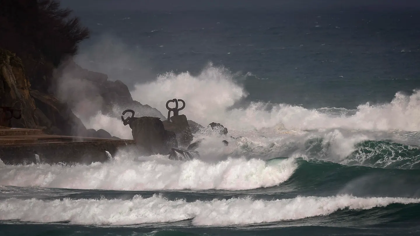 Imagen del monumento de Chillida den San Sebastián Imagen del monumento de Chillida den San Sebastián