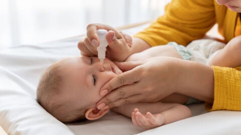 Aplicación de suero en la nariz de un bebé