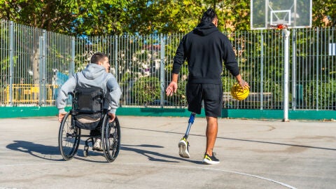 Jóvenes con discapacidad física jugando al baloncesto