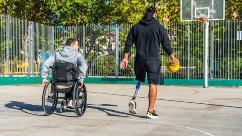 Jóvenes con discapacidad física jugando al baloncesto Jóvenes con discapacidad física jugando al baloncesto
