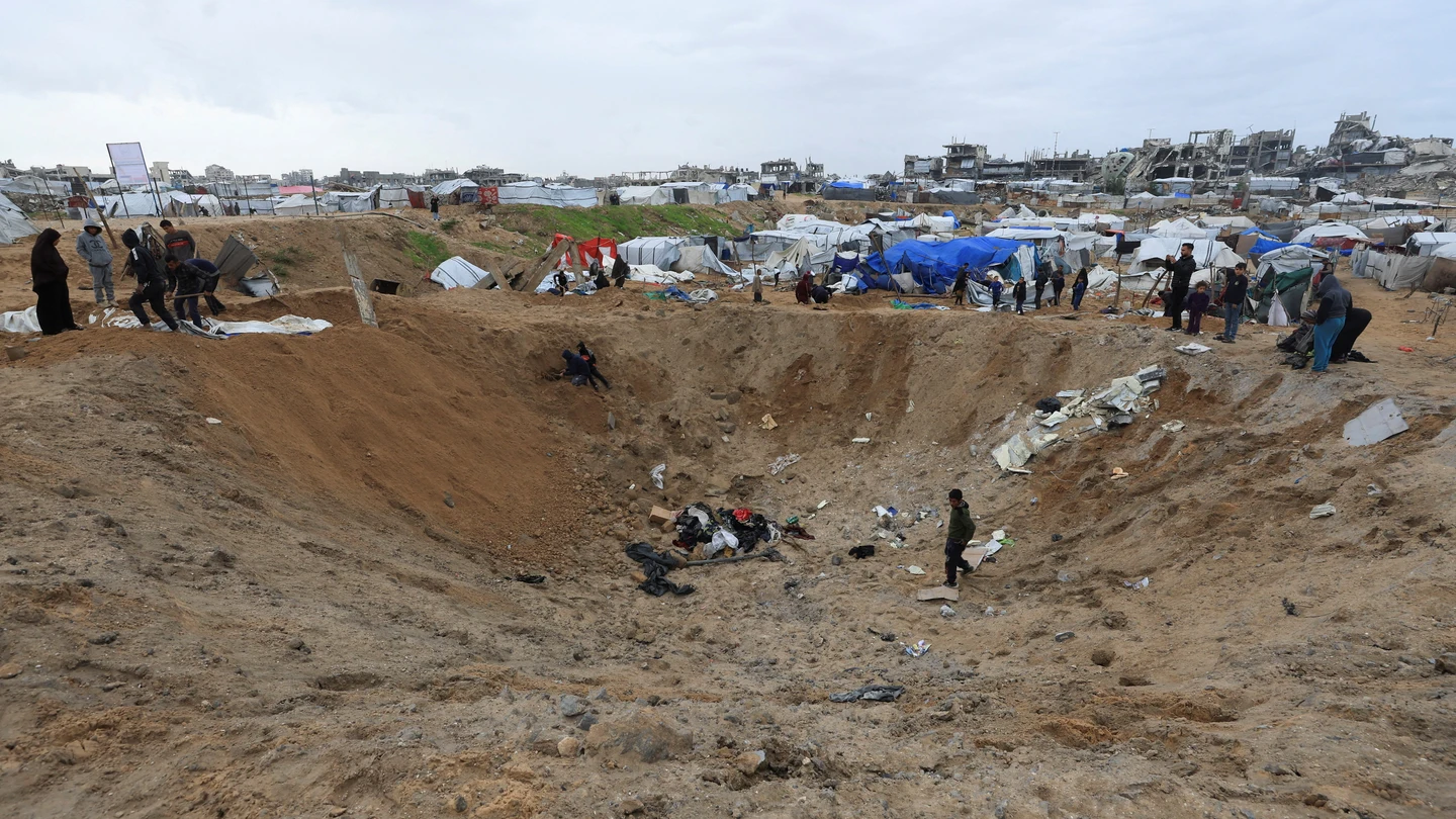 Un proyectil israelí deja un enorme cráter en Gaza Un proyectil israelí deja un enorme cráter en Gaza