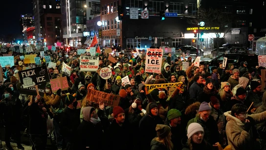 Manifestantes exigen el fin de las operaciones federales de control migratorio en Minneapolis. Manifestantes exigen el fin de las operaciones federales de control migratorio en Minneapolis.