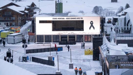 Una pantalla en homenaje a las v&iacute;ctimas durante el d&iacute;a de luto nacional tras el incendio mortal en el bar "Le Constellation" de Crans-Montana.