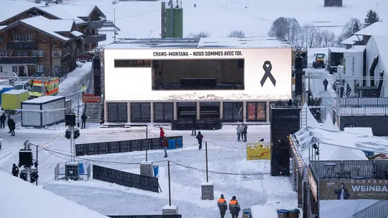 Una pantalla en homenaje a las víctimas durante el día de luto nacional tras el incendio mortal en el bar "Le Constellation" de Crans-Montana. Una pantalla en homenaje a las víctimas durante el día de luto nacional tras el incendio mortal en el bar "Le Constellation" de Crans-Montana.