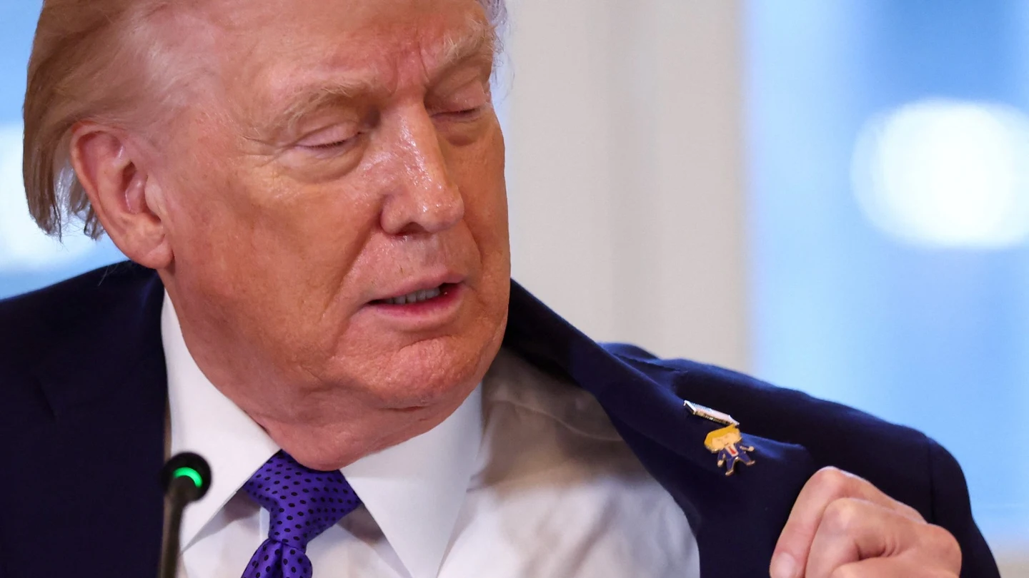 Donald Trump, con un pin de sí mismo Donald Trump, con un pin de sí mismo