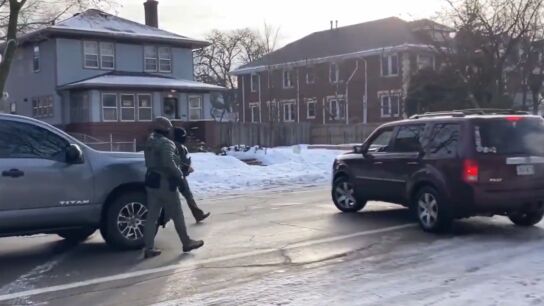 Agentes del ICE junto a Renee Nicole Good momentos antes de su asesinato.