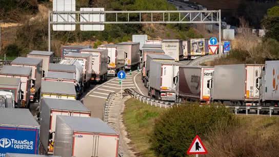 Los camiones cortan el tráfico en la N-II Los camiones cortan el tráfico en la N-II