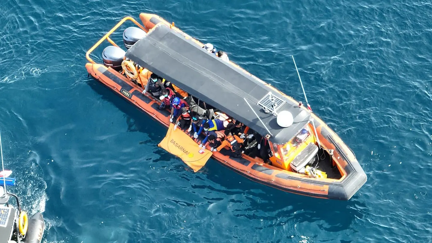 Una de las embarcaciones del operativo de rescate que buscaba a los españoles desaparecidos tras el naufragio de un barco turístico en Indonesia. Una de las embarcaciones del operativo de rescate que buscaba a los españoles desaparecidos tras el naufragio de un barco turístico en Indonesia.
