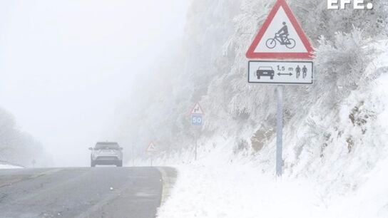 Nieve en la carretera LU 633 en el Alto do Poio en Lugo