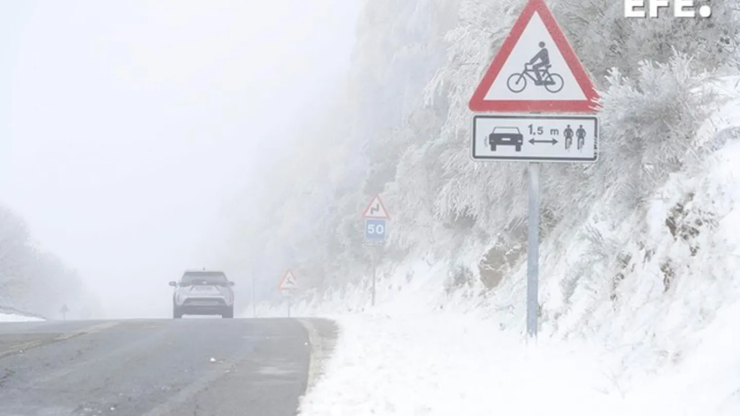 Nieve en la carretera LU 633 en el Alto do Poio en Lugo Nieve en la carretera LU 633 en el Alto do Poio en Lugo