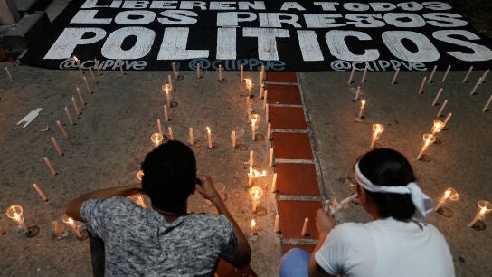 Ciudadanos piden la liberaci&oacute;n de presos pol&iacute;ticos frente a la c&aacute;rcel del Helicoide. 