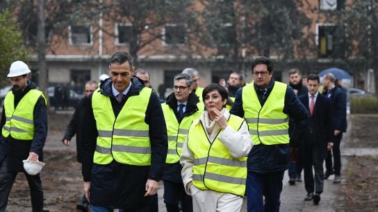 Pedro S&aacute;nchez, F&eacute;lix Bola&ntilde;os, Isabel Rodr&iacute;guez y &Oacute;scar L&oacute;pez, durante el acto de demolici&oacute;n de los primeros edificios del acuartelamiento de Campamento