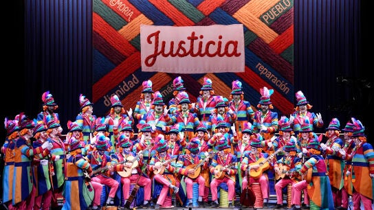 Al l&iacute;o, el coro que inaugur&oacute; la edici&oacute;n del Concurso Oficial de Agrupaciones Carnavalescas (COAC) de C&aacute;diz en 2026