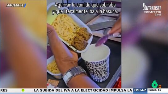 Una azafata se vuelve viral por donar la comida sobrante de vuelos a perros callejeros