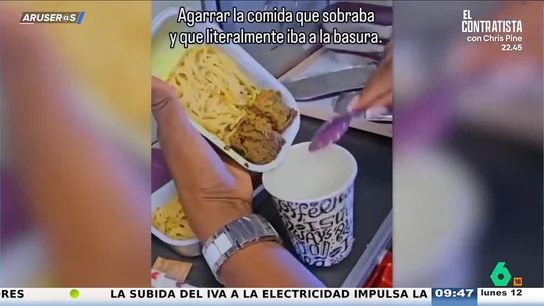 Una azafata se vuelve viral por donar la comida sobrante de vuelos a perros callejeros Una azafata se vuelve viral por donar la comida sobrante de vuelos a perros callejeros