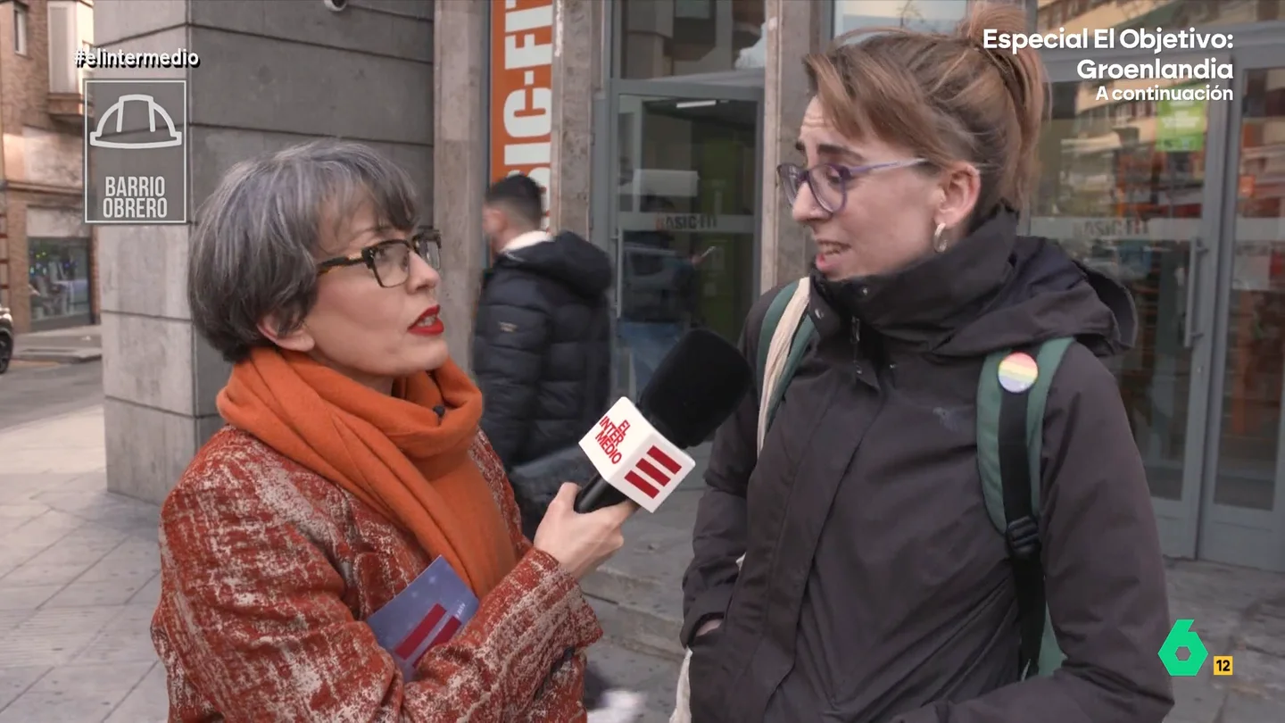 Así habla una chica de barrio obrero sobre los pocos servicios de su gimnasio: "Es de pobres. Estamos un poco hacinadas" En su sección 'Barrio rico, barrio obrero', Thais Villas pregunta a los vecinos de una y otra zona sobre sus gimnasios. ¿Cuánto pagan de cuota? ¿Tienen muchos servicios? Sus respuestas, y diferencias, en este vídeo.