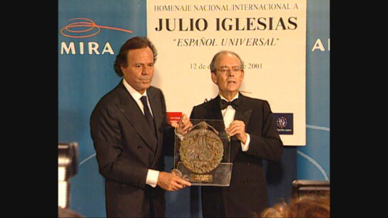 Julio Iglesias recibiendo un premio 