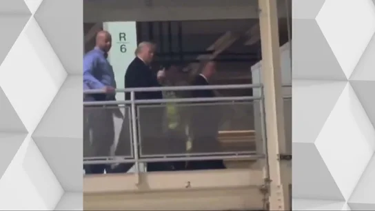 El trabajador de Ford que se enfrentó a Trump, recibió una peineta… y ganó casi 700.000 euros gracias a internet El trabajador de Ford que se enfrentó a Trump, recibió una peineta… y ganó casi 700.000 euros gracias a internet