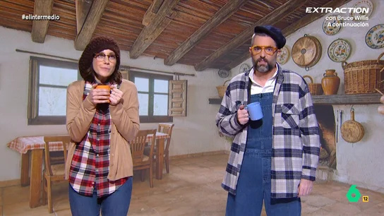 Dos jóvenes se arrepienten de haberse mudado al campo: "¿Qué hacemos aquí, si a mí no me gustaba ni la granja de Playmobil?" Tras la iniciativa que ha anunciado el gobierno para acercar a los jóvenes al campo, Cristina Gallego y Dani Mateo se han sumado a una experiencia piloto para vivir la experiencia.