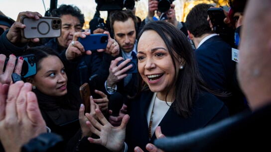Mar&iacute;a Corina Machado rodeada de seguidores y prensa tras su reuni&oacute;n con senadores estadounidenses.