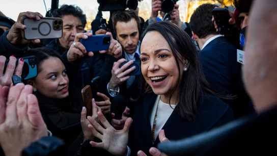 María Corina Machado rodeada de seguidores y prensa tras su reunión con senadores estadounidenses. María Corina Machado rodeada de seguidores y prensa tras su reunión con senadores estadounidenses.