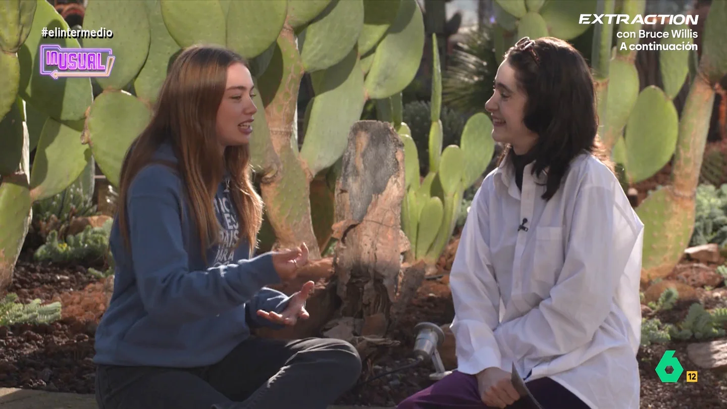 Olivia Mandle comparte su iniciativa 'No es país para delfines': "No tiene sentido tener animales tan sensibles encerrados" La activista climática, con solo 18 años, ha conseguido 150.000 firmas para conseguir que el gobierno promulgue una ley de cierre programado de los delfinarios. Olivia, en 2023, llevó sus firmas al Congreso de los Diputados.