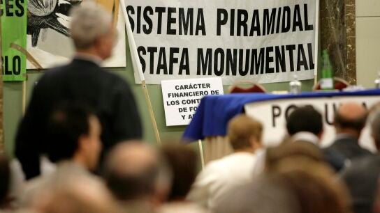 Imagen de archivo de 2006 de una de las pancartas que se mostraron durante la I Convenci&oacute;n Estatal de Afectados de F&oacute;rum y Afinsa, en Madrid.