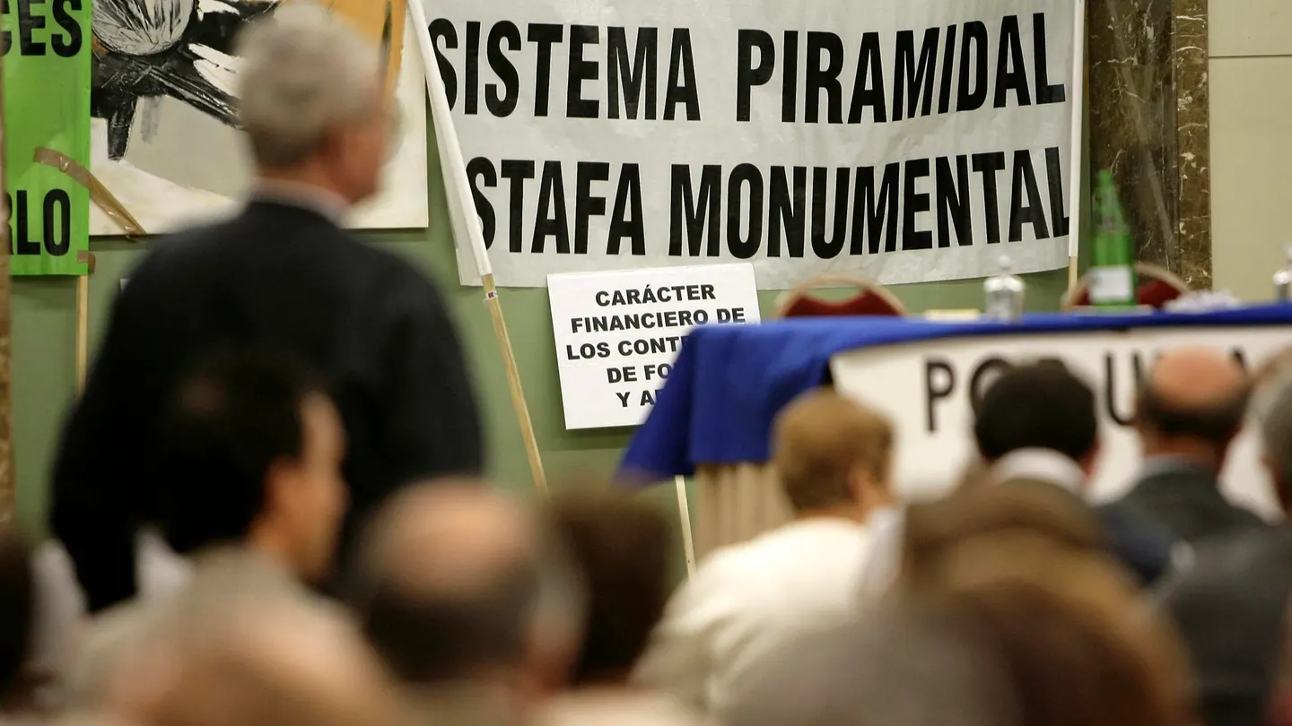 Imagen de archivo de 2006 de una de las pancartas que se mostraron durante la I Convención Estatal de Afectados de Fórum y Afinsa, en Madrid. Imagen de archivo de 2006 de una de las pancartas que se mostraron durante la I Convención Estatal de Afectados de Fórum y Afinsa, en Madrid.
