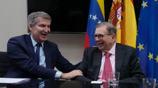 El l&iacute;der del PP, Alberto N&uacute;&ntilde;ez Feij&oacute;o durante la reuni&oacute;n que ha mantenido este jueves con el opositor venezolano Edmundo Gonz&aacute;lez en Madrid. 