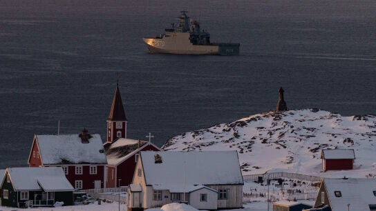 Un barco militar cerca de la costa de la capital de Groenlandia, Nuuk.