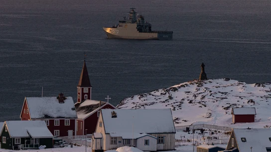 Un barco militar cerca de la costa de la capital de Groenlandia, Nuuk. Un barco militar cerca de la costa de la capital de Groenlandia, Nuuk.