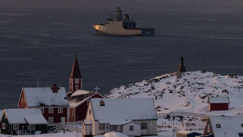 Un barco militar cerca de la costa de la capital de Groenlandia, Nuuk.