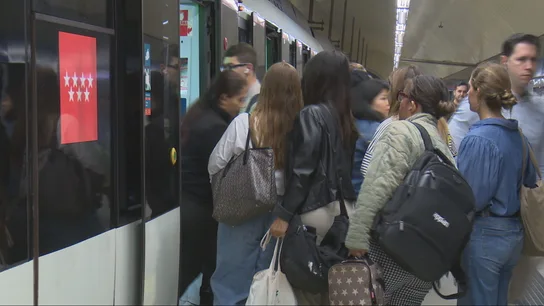 Imagen de personas bajando y subiendo del Metro Imagen de personas bajando y subiendo del Metro