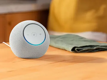 Un Amazon Echo Max sobre la mesa Un Amazon Echo Max sobre la mesa